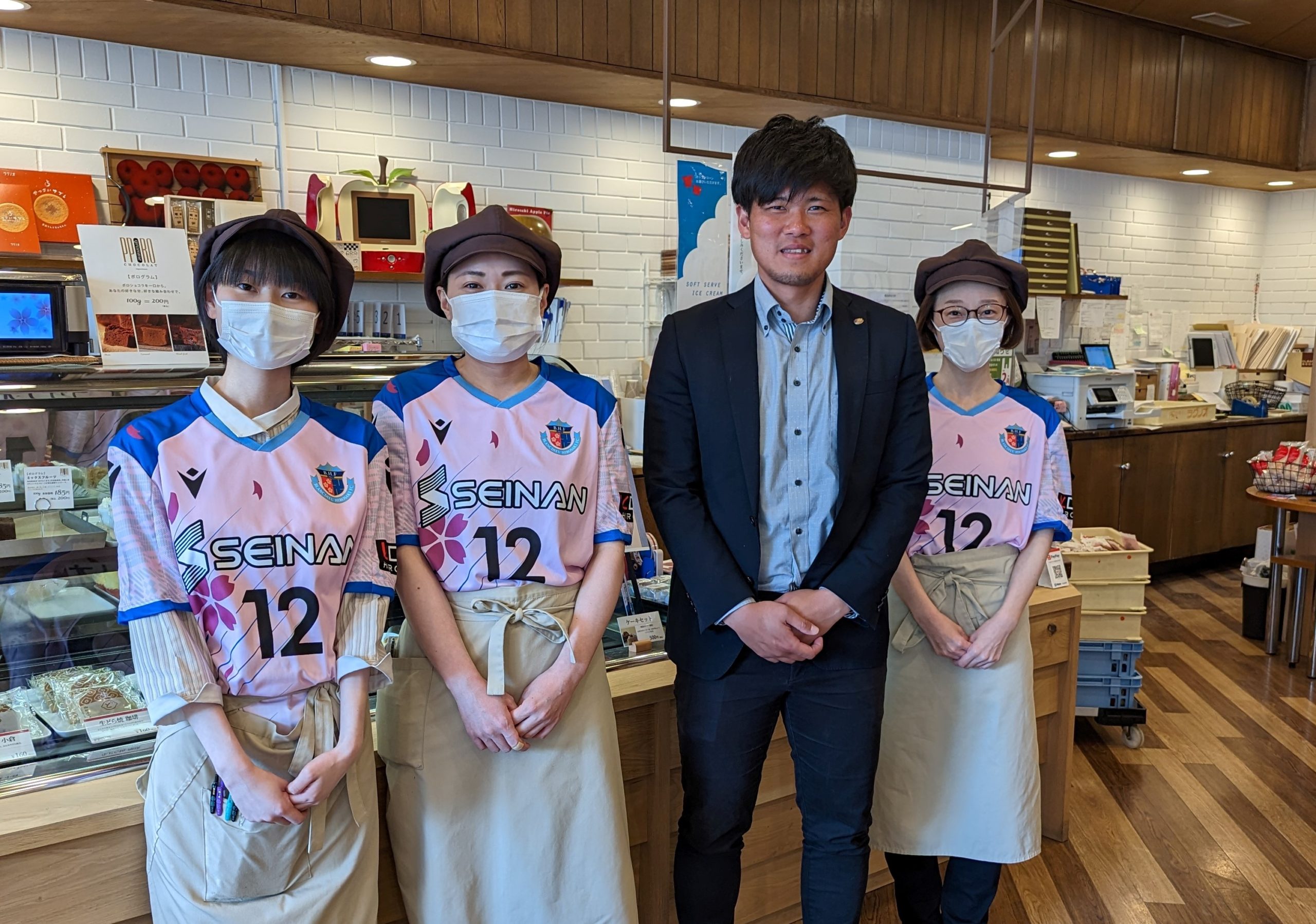 ラグノオささき様「ラグノオ 弘前百石町本店」にて従業員様が 